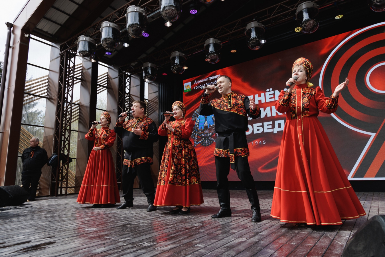Сегодня, 9 мая, в праздник Великой Победы, творческие коллективы Централизованной клубной системы города Челябинска поздравили жителей с праздником!