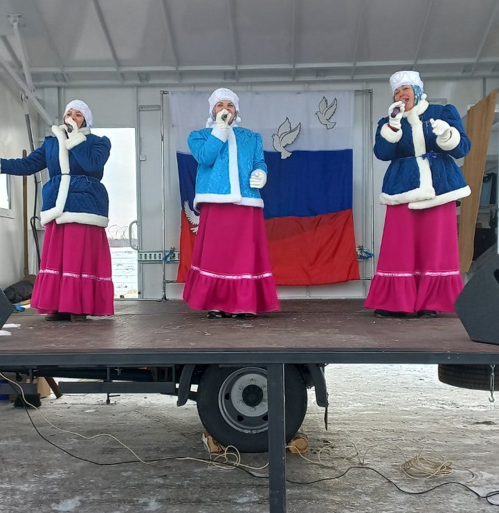 4 декабря творческая бригада МБУК «Челябинская ЦКС» в составе ансамбля народной и казачьей песни «Рябинушка» (рук. Александр Блинов, ДК «Сосновка»); ансамбля «Надежда» (руководитель Татьяна Норко, клуб «Сокол»); солистов Алины Исламовой и Лианы Громачёвой