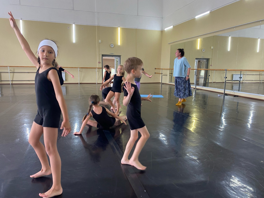 24 июня руководитель клубного формирования Гафарова Л.К. провела творческий мастер-класс для участников Студии хореографического воспитания при МБУК "ЧТСТ".