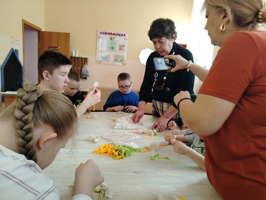 8 апреля в 10:00 в МБУ СО СРЦ «Здоровье» (ул.Доватора 1а) состоялся яркий и увлекательный мастер-класс по декоративно-прикладному творчеству. 