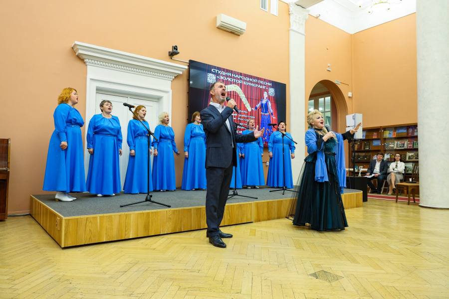 2 ноября в Публичной библиотеке на мероприятии "Ночь искусств" прошла творческая встреча с заслуженной артисткой России Галиной Сбродовой, руководителем музыкальной студии "Золотой бумеранг" Дворца культуры "Станкомаш"