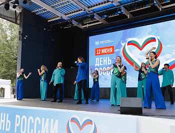 Сегодня, в День России, коллективы Централизованной клубной системы Челябинска радовали концертной программой жителей и гостей города в «Саду Победы»