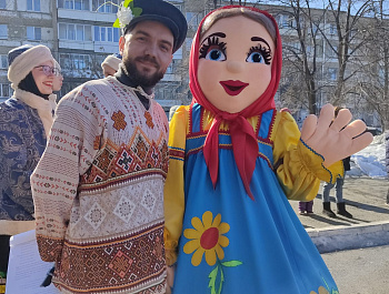 17 марта с 11.00 до 14.00 на площади перед ДК «Бригантина» провожали зиму и встречали весну.