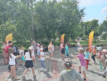 3 июля в сквере Дома культуры «Сосновка» прошли весёлые и познавательные «Народные игры» - мероприятие, которое объединило малышей, родителей и организаторов в одном празднике народных традиций и радости!