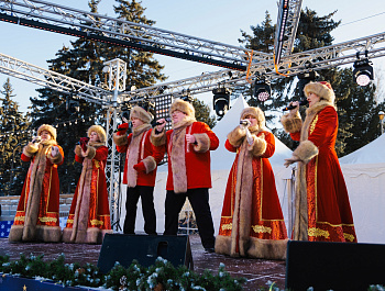 Наша новогодняя программа на Ледовом городке на площади Революции!