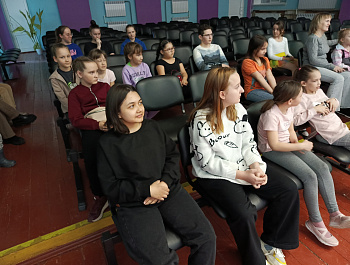 21 марта в Доме культуры «Сосновка» состоялось мероприятие «Девочкам от мальчиков» для детей и подростков, занимающихся в творческих коллективах ДК