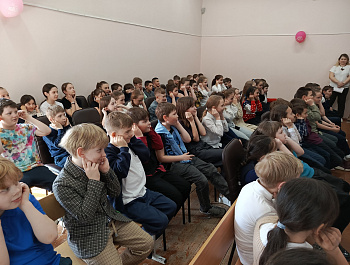 18 апреля руководитель театральной студии «Антракт» Константин Владимирович Разумов провёл игровую программу по правилам дорожного движения для начального звена школы.