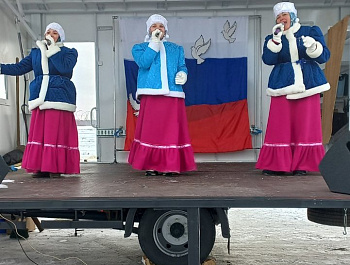 4 декабря творческая бригада МБУК «Челябинская ЦКС» в составе ансамбля народной и казачьей песни «Рябинушка» (рук. Александр Блинов, ДК «Сосновка»); ансамбля «Надежда» (руководитель Татьяна Норко, клуб «Сокол»); солистов Алины Исламовой и Лианы Громачёвой