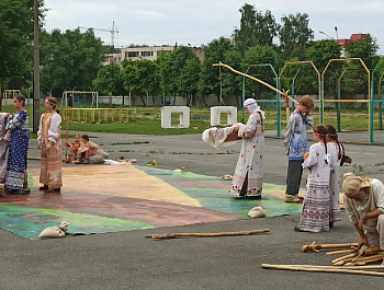 19 июня Музыкально-пластический театр "Аккорд" показал спектакль "Полюшко в МАОУ "СОШ №78г.Челябинска".