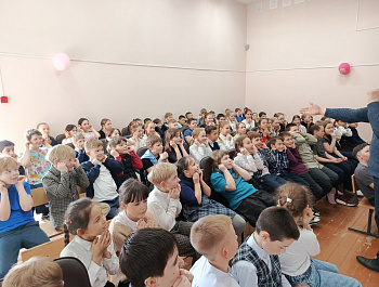 18 апреля руководитель театральной студии «Антракт» Константин Владимирович Разумов провёл игровую программу по правилам дорожного движения для начального звена школы.