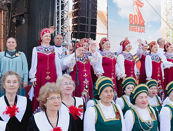 9 мая, в юбилей Великой Победы, творческие коллективы Челябинской централизованной клубной системы поздравили жителей Южноуральской столицы с праздником!