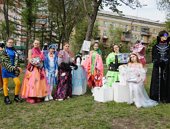 В сквере Дворца культуры «Станкомаш» состоялось открытие творческого проекта «Лето в городе»