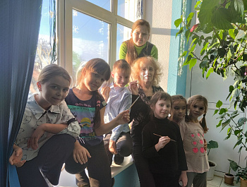 15 декабря ИЗО –студия «Семицветик» распахнула свои двери для всех желающих попробовать свои силы в рисовании новогодних рисунков на оконном стекле