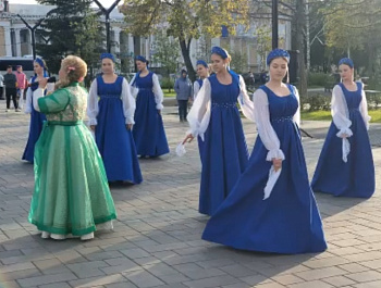 "Моя семья - мой выбор".6 сентября в сквере Дворца культуры "Станкомаш" состоялся Фестиваль национальных культур, посвященный Дню города и 89-летию Ленинского района.