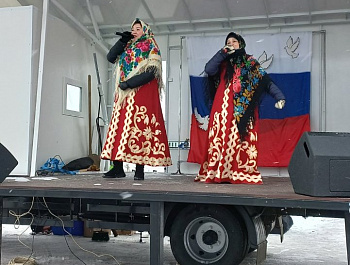 4 декабря творческая бригада МБУК «Челябинская ЦКС» в составе ансамбля народной и казачьей песни «Рябинушка» (рук. Александр Блинов, ДК «Сосновка»); ансамбля «Надежда» (руководитель Татьяна Норко, клуб «Сокол»); солистов Алины Исламовой и Лианы Громачёвой