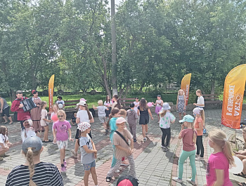 3 июля в сквере Дома культуры «Сосновка» прошли весёлые и познавательные «Народные игры» - мероприятие, которое объединило малышей, родителей и организаторов в одном празднике народных традиций и радости!