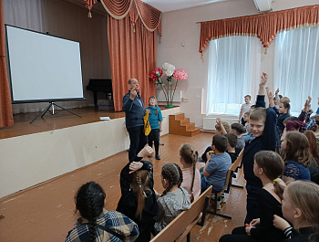 18 апреля руководитель театральной студии «Антракт» Константин Владимирович Разумов провёл игровую программу по правилам дорожного движения для начального звена школы.
