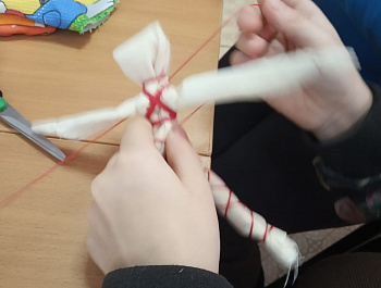 8 декабря руководитель коллектива декоративно-прикладного творчества Дома культуры «Сосновка» Ольга Александровна Кузьмина провела творческий мастер-класс в библиотеке № 18 «Красная» ул. Калининградская, 23А.
