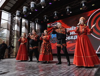 Сегодня, 9 мая, в праздник Великой Победы, творческие коллективы Централизованной клубной системы города Челябинска поздравили жителей с праздником!